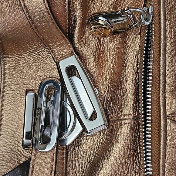 B. Makowsky Pewter Gold Metallic Leather Bag Purse Satchel Handles - Picture 12 of 13